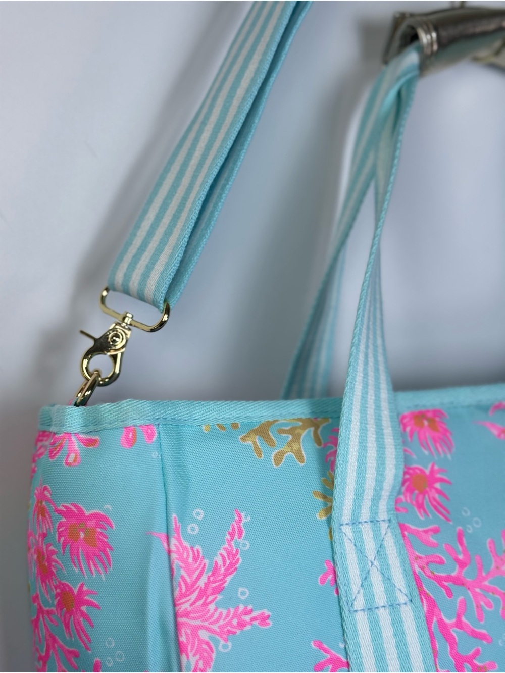 Lilly Pulitzer Royal Coral Cooler Bag Aqua Pink Insulated CrossbodyTote NWT - Picture 4 of 10
